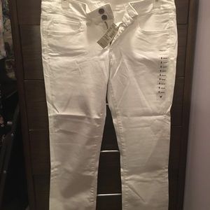 American Eagle Artist Crop White Capris - Size 6